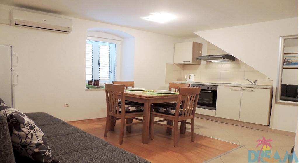 Asi Apartment Split
